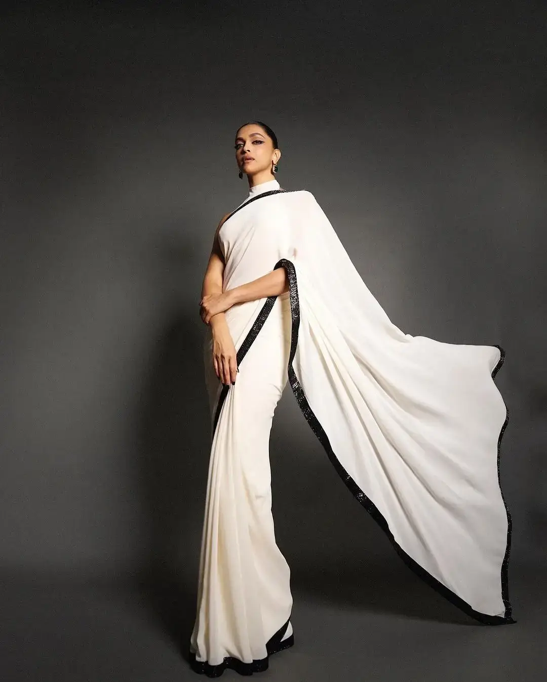 BOLLYWOOD ACTRESS DEEPIKA PADUKONE IMAGES IN WHITE SAREE 2